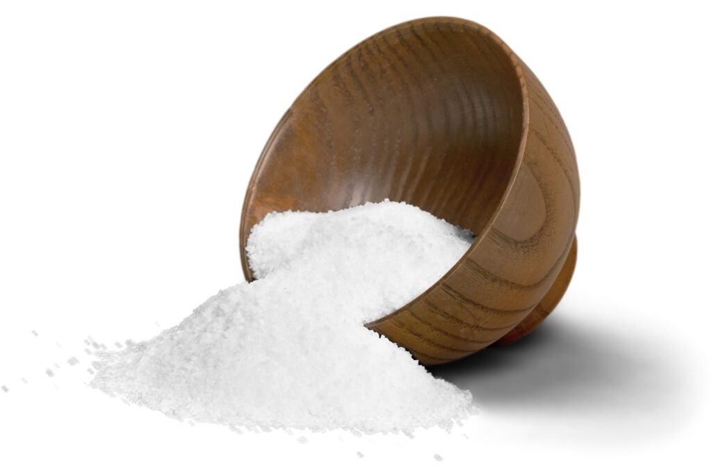 Bowl cheio de sal derramado.