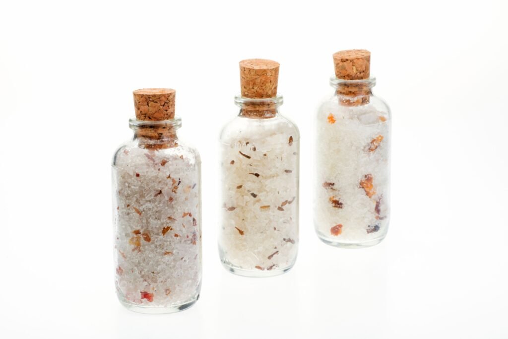 Frascos com sais de banho.