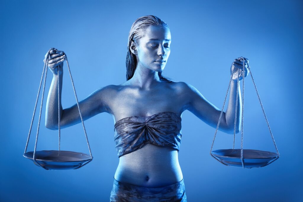 Mulher com pintura corporal representando o símbolo de libras.