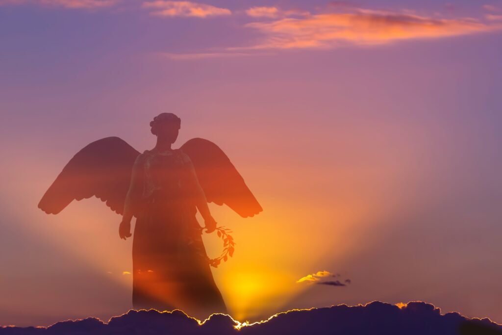 Sombra de um anjo em um céu roxo.