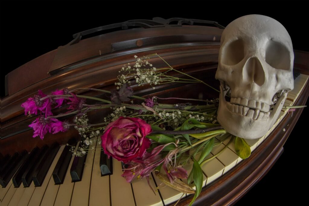 Caveira e rosas em um piano antigo. 