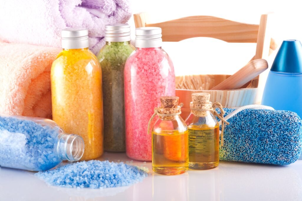 Sais de banho de diferentes cores e tamanhos. 