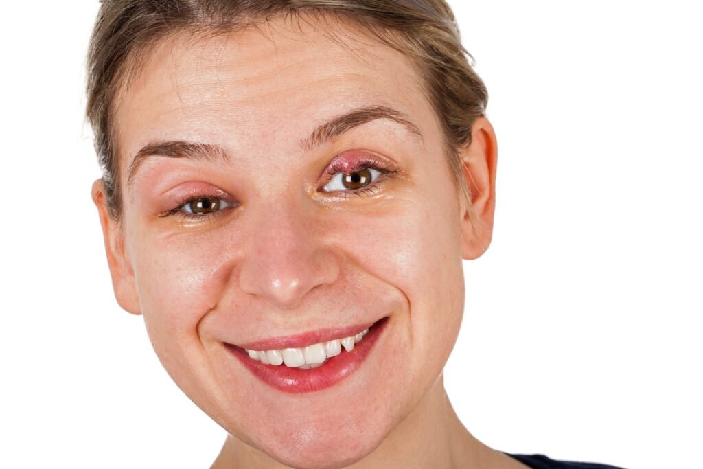 Mulher com terçol sorrindo em um fundo branco.