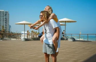 Homem e mulher na praia.