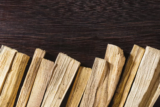 Palo Santo: o que é, para que serve, benefícios, como usar e mais!