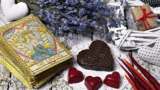 O que é Tarot do amor com nomes? Como funciona, cartas, tiragem e mais!