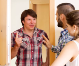 10 simpatias para vizinho parar de incomodar: com sal, pimenta e mais!