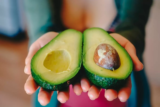 Benefícios do abacate para o cabelo, pele, coração, receitas e mais!