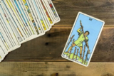 Significado da Carta 7 de Paus do tarot: no amor, no trabalho e mais!