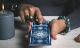 Significado da carta 8 de Copas no Tarot: no amor, trabalho e mais!